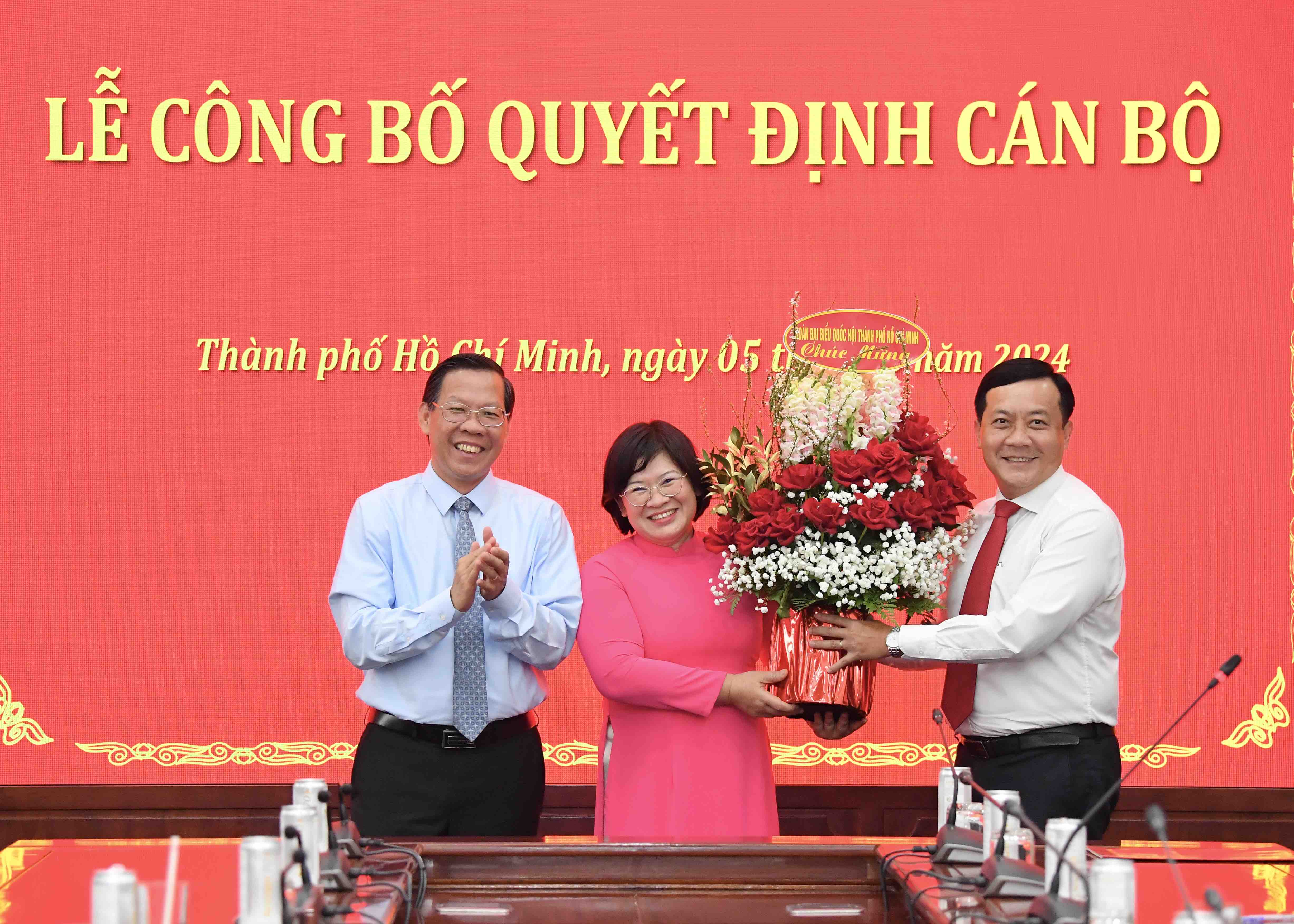 Chủ tịch UBND TP. Hồ Chí Minh Phan Văn Mãi trao hoa chúc mừng đồng chí Văn Thị Bạch Tuyết.